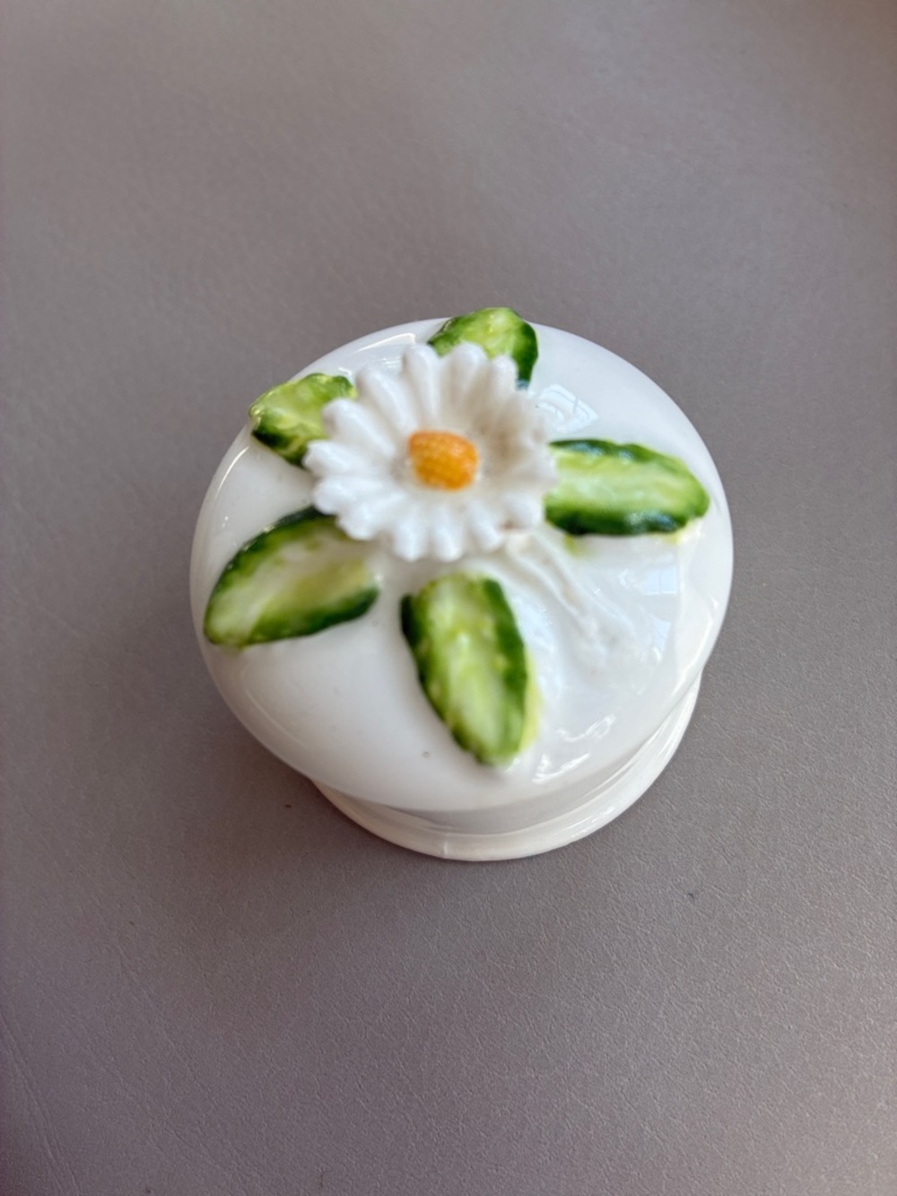 White Ceramic Baby’s First Teeth/Trinket Box with Daisy Lid
